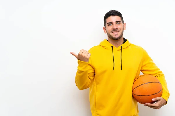 Schöner Junger Basketballspieler Über Isolierte Weiße Wand Die Zur Seite — Stockfoto