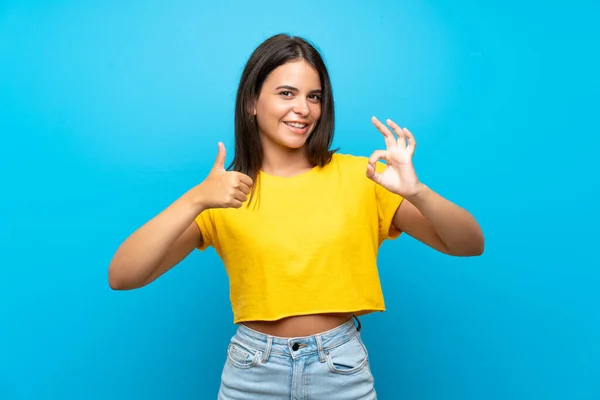 Menina Sobre Isolado Fundo Azul Mostrando Sinal Polegar Para Cima — Fotografia de Stock