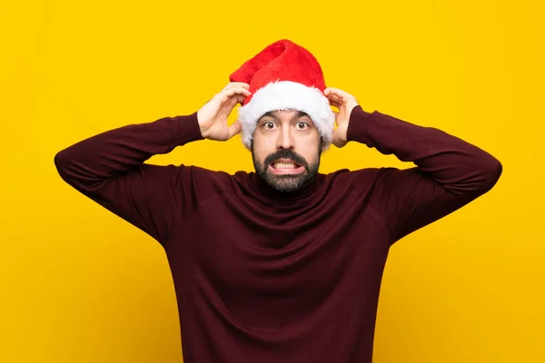 Hombre Con Sombrero Navidad Sobre Fondo Amarillo Aislado Frustrado Toma —  Fotos de Stock