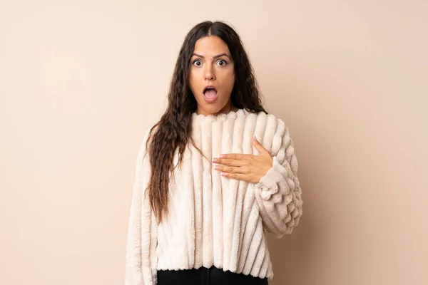 Young Woman Isolated Background Surprised Shocked While Looking Right — Stock Photo, Image