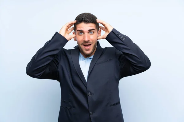 Hombre Guapo Sobre Fondo Azul Aislado Con Expresión Sorpresa — Foto de Stock