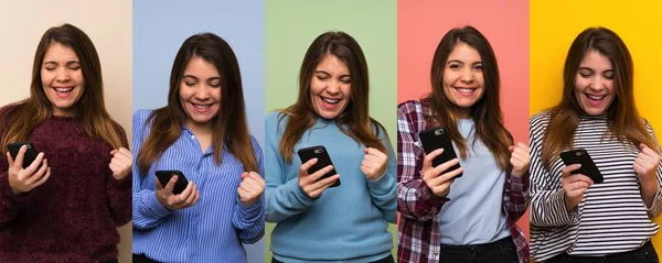 Uppsättning Kvinna Med Telefon Seger Position — Stockfoto