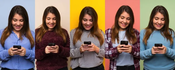 Bir grup kadın cep telefonuyla mesaj gönderiyor.