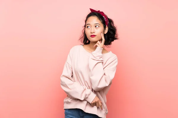 Asiática Joven Mujer Sobre Aislado Rosa Fondo Pensamiento Idea Mientras —  Fotos de Stock