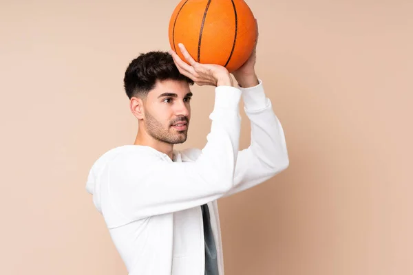 Молодий Чоловік Над Ізольованим Фоном Грає Баскетбол — стокове фото