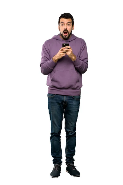 Tiro Completo Homem Bonito Com Camisola Surpreendida Enviando Uma Mensagem — Fotografia de Stock