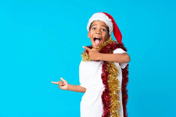 Niño Afroamericano Con Sombrero Navidad Sorprendido Señalando Lado — Foto de Stock