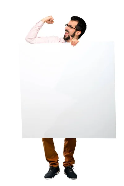 在孤立的白色背景上拿着空标语牌的英俊男子的全长镜头 — 图库照片