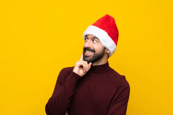 Hombre Con Sombrero Navidad Sobre Fondo Amarillo Aislado Pensando Una —  Fotos de Stock