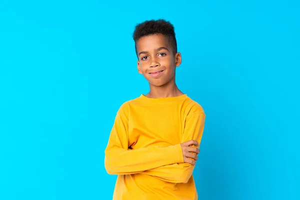 Menino Afro Americano Sobre Isolado Fundo Azul Sorrindo Muito — Fotografia de Stock