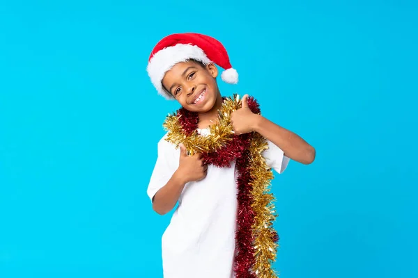 Niño Afroamericano Con Sombrero Navidad Con Pulgares Arriba Porque Algo — Foto de Stock