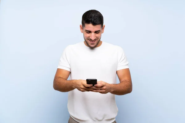 Caucásico Guapo Hombre Sobre Aislado Azul Fondo Enviando Mensaje Con —  Fotos de Stock