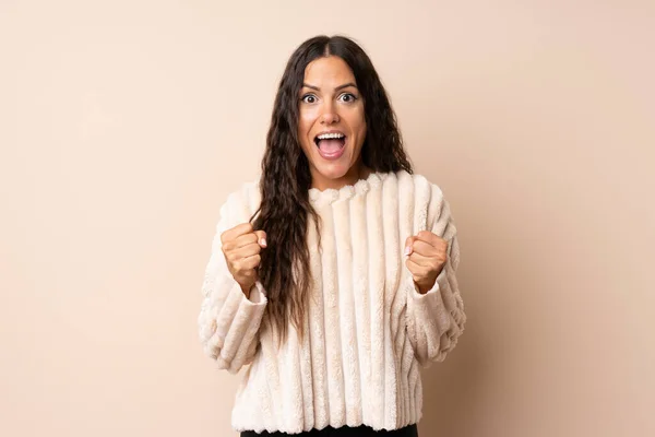 Jonge Vrouw Geïsoleerde Achtergrond Vieren Van Een Overwinning Winnaarspositie — Stockfoto