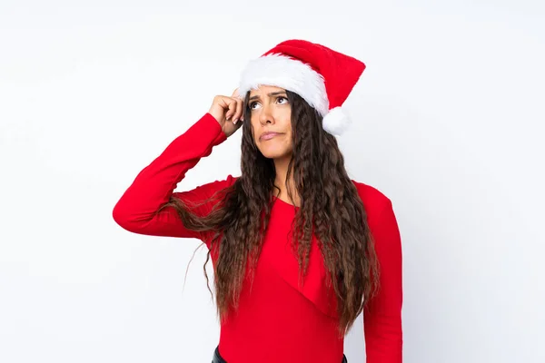 Κορίτσι Χριστουγεννιάτικο Καπέλο Πάνω Από Απομονωμένο Λευκό Φόντο Έχουν Αμφιβολίες — Φωτογραφία Αρχείου