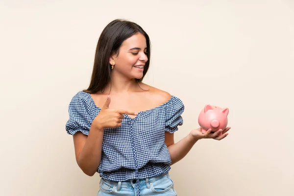 Jovem Sobre Fundo Isolado Segurando Grande Mealheiro — Fotografia de Stock