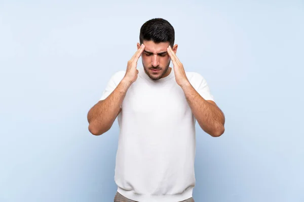 Caucasico Bello Uomo Isolato Blu Sfondo Con Mal Testa — Foto Stock