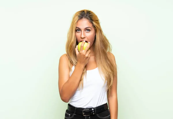 Jeune Femme Blondjeune Femme Blonde Avec Une Pomme Sur Fond — Photo