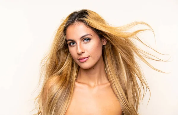 Retrato Una Joven Rubia Con Pelo Largo Movimiento —  Fotos de Stock