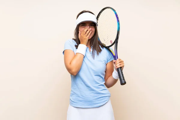Молода Жінка Грає Теніс Над Ізольованим Тлом Несподіваним Виразом Обличчя — стокове фото