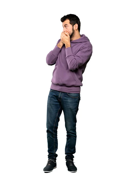 Ganzkörperaufnahme Eines Gutaussehenden Mannes Mit Sweatshirt Das Den Mund Bedeckt — Stockfoto