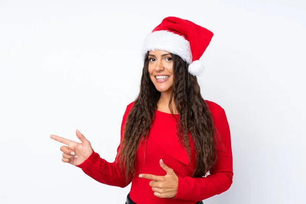 Fille Avec Chapeau Noël Sur Fond Blanc Isolé Pointant Doigt — Photo