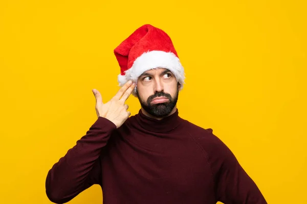 Hombre Con Sombrero Navidad Sobre Fondo Amarillo Aislado Con Problemas —  Fotos de Stock