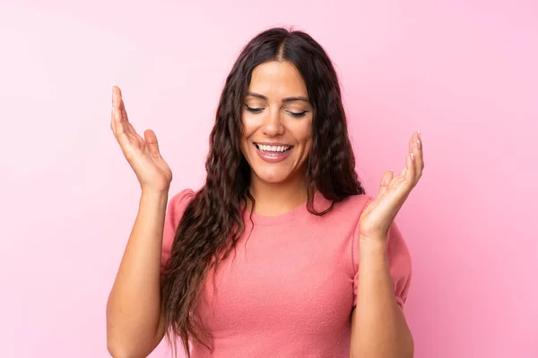 Jovem Mulher Sobre Isolado Fundo Rosa Rindo — Fotografia de Stock