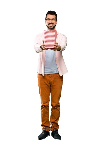 Largura Completa Del Hombre Guapo Con Barba Comiendo Palomitas Maíz — Foto de Stock