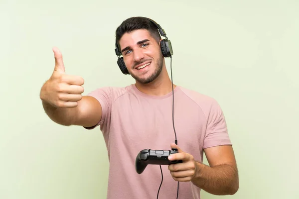 Joven Hombre Guapo Jugando Con Controlador Videojuegos Sobre Una Pared —  Fotos de Stock