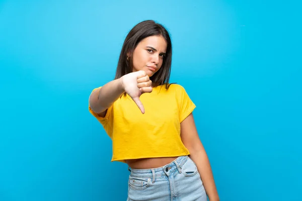 Menina Sobre Fundo Azul Isolado Mostrando Polegar Para Baixo Com — Fotografia de Stock