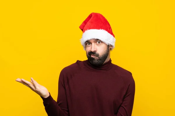 Hombre Con Sombrero Navidad Sobre Fondo Amarillo Aislado Infeliz Por —  Fotos de Stock