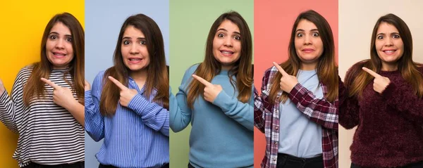 Conjunto Mulher Assustada Apontando Para Lado — Fotografia de Stock