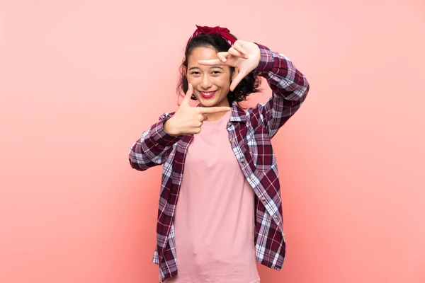 Asiático Jovem Mulher Sobre Isolado Rosa Fundo Focando Rosto Símbolo — Fotografia de Stock