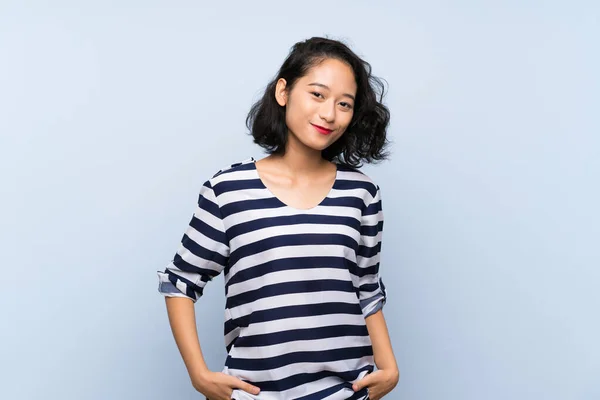 Asiatique Jeune Femme Sur Fond Bleu Isolé Riant — Photo