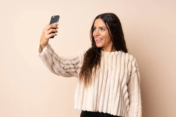 Mujer Joven Sobre Fondo Aislado Haciendo Una Selfie —  Fotos de Stock
