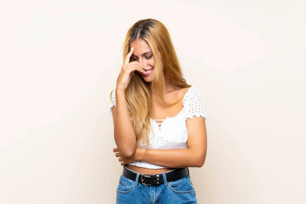 Jovem Loira Sobre Fundo Isolado Rindo — Fotografia de Stock