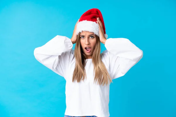 Chica Con Sombrero Navidad Sobre Fondo Aislado Con Expresión Facial — Foto de Stock