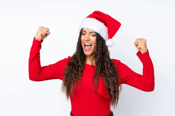 Noel Şapkalı Kız Izole Edilmiş Beyaz Arka Planda Zaferi Kutluyor — Stok fotoğraf