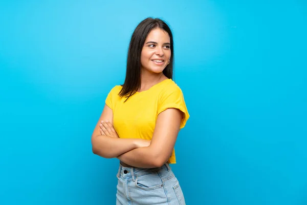 Menina Sobre Isolado Fundo Azul Com Braços Cruzados Feliz — Fotografia de Stock