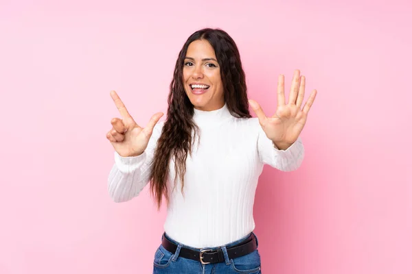 Jonge Vrouw Geïsoleerde Roze Achtergrond Tellen Zeven Met Vingers — Stockfoto