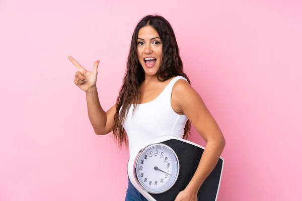 Jovem Mulher Sobre Fundo Rosa Isolado Com Máquina Pesagem — Fotografia de Stock