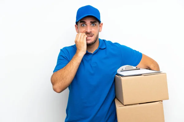 Entrega Homem Sobre Isolado Fundo Branco Nervoso Assustado — Fotografia de Stock