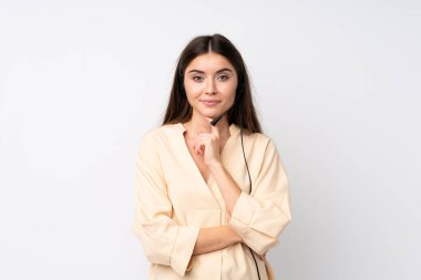 Genç pazarlamacı kadın soyutlanmış beyaz arka planda gülüyor.