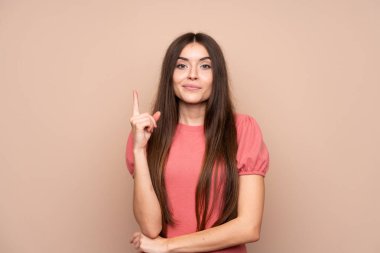 Tecrit edilmiş genç bir kadın işaret parmağıyla işaret ediyor. Harika bir fikir.