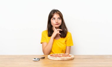 Bir pizza ile Kafkas kız bir fikir düşünme