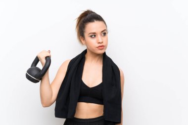 Beyaz duvar üzerinde genç spor kadın halter yapma