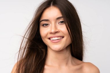 İzole edilmiş beyaz arka planda güzel bir kızın portresi.