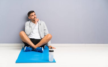 Spor adamı yerde sessizce oturuyor.