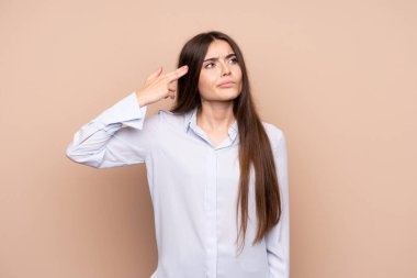 İntihar jesti yapma sorunları ile izole arka plan üzerinde genç kadın