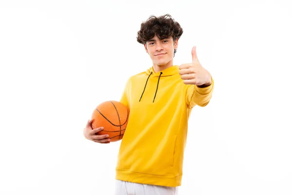 Молодий Баскетболіст Над Ізольованою Білою Стіною Великими Пальцями Вгору Тому — стокове фото